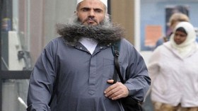 عميل للأمن البريطاني جزائري الأصل يتهم أبا قتادة بمحاولة قتله