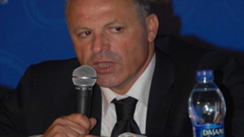 أبو‭ ‬ريدة‭ ‬على‭ ‬طريقة‭ ‬‮”ضربني‭ ‬وبكى‭ ‬وسبقني‭ ‬واشتكى‮”