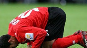 عودة لتحريم السجود في الملاعب و”لماذا لم يسجد أبو تريكة بعد هدفه بالبليدة”؟