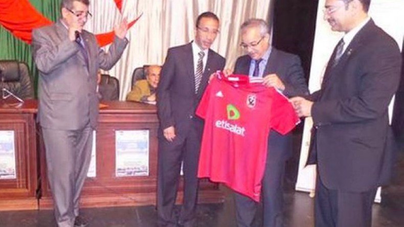 أبو تريكة يهدي قميص مباراته أمام “الكناري” لـ”شهداء الجزائر”