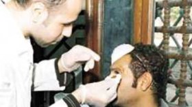 طبيب جزائري ينصب خيمته بميدان التحرير ويجري عمليات جراحية للمصابين