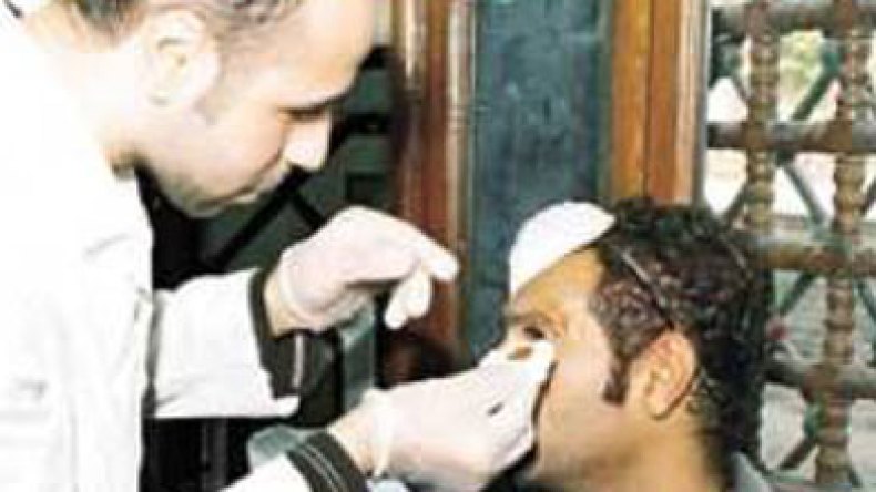 طبيب جزائري ينصب خيمته بميدان التحرير ويجري عمليات جراحية للمصابين
