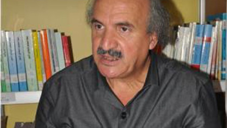 عبد الرحمن أمالو يُهدي مؤلفاته للمركز الثقافي الجزائري بباريس