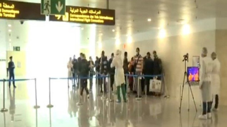 وصول آخر دفعة من الرعايا الجزائريين العالقين بالإمارات العربية لمطار الجزائر الدولي