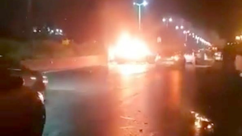 مقتل سيدة وطفليها في احتراق سيارة