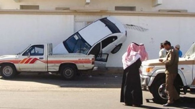 دفن سيارة شاب بجانب قبره بعد اختلاط أشلائه بها