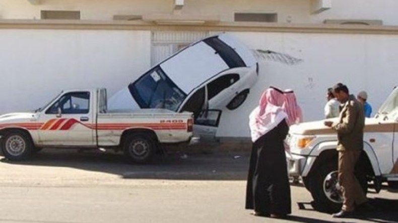 دفن سيارة شاب بجانب قبره بعد اختلاط أشلائه بها