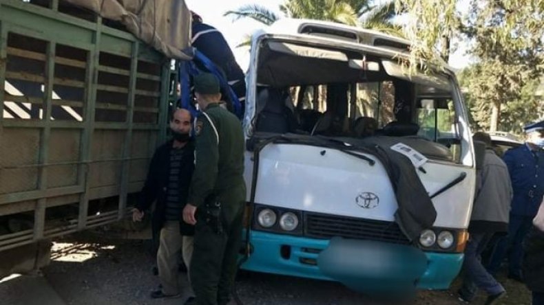 الشلف: 20 جريحا في اصطدام حافلة بشاحنة بضائع بسيدي عكاشة