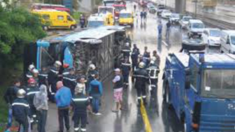 مستغانم: جرح 14 لاعب كرة قدم إثر انقلاب حافلة