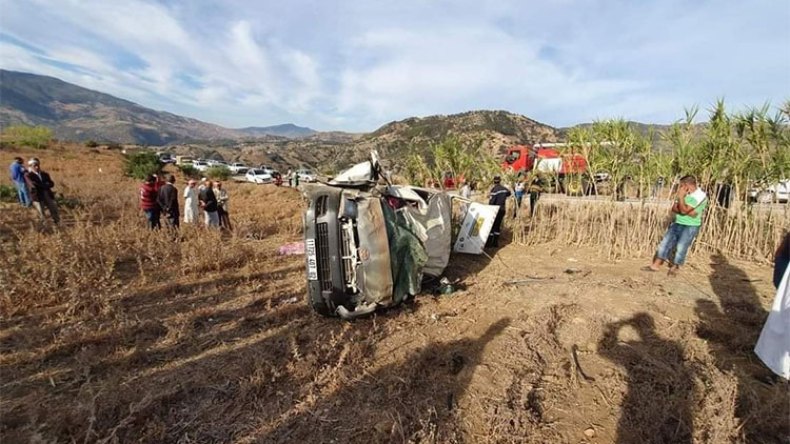 وفاة 4 أشخاص وإصابة 15 آخر في انقلاب حافلة بالشلف