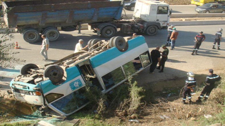 20 جريحا في انقلاب حافلة بسكيكدة