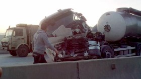 6 جرحى في اصطدام بين 3 مركبات وشاحنتين بالطريق السيّار