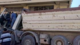 شاحنة تقتحم منزلا وتقتل شخصين ببرج بوعريريج