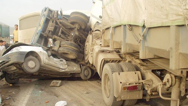 11 جريحا في اصطدام تسلسلي بين شاحنتين و 7 مركبات بالبويرة