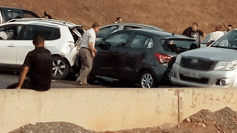 جرح 23 طالبا في اصطدام تسلسلي بالطارف