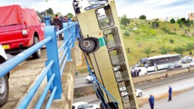 نجاة‭ ‬100‭ ‬راكب‭ ‬في‭ ‬سقوط‭ ‬‮”‬حافلة‮ ‬الموت‮”‬‭ ‬بالعاصمة