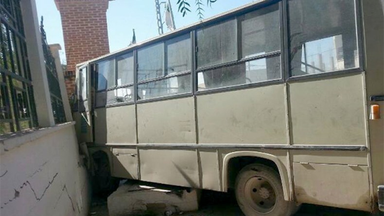 حافلة “مجنونة” تداهم مقر بلدية بتبسة وتقتل سيدة