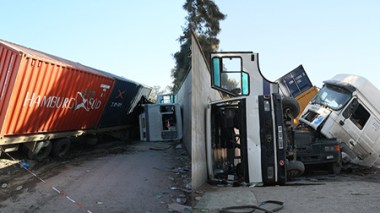 Alger: un semi-remorque se renverse sur un bus