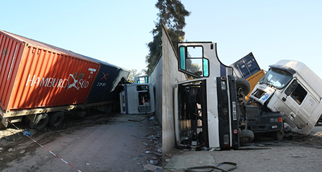 Alger: un semi-remorque se renverse sur un bus