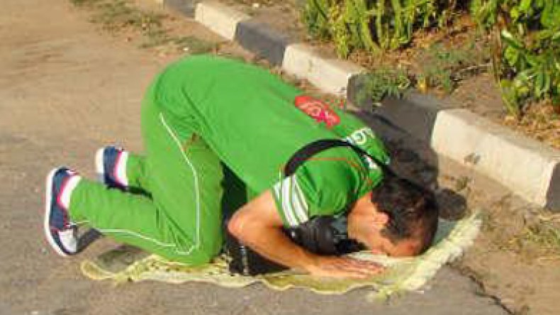 الوازع الديني لدى لاعبي المنتخب: آشيو إمامهم في الصلاة وعمرة جماعية بعد التأهل للمونديال