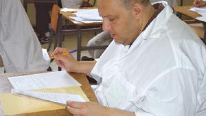 عاشور عبد الرحمان أهدى ضابط شرطة فيلا وصالون حلاقة لزوجته