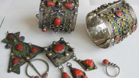 الأكسسوار الفضي.. ما لا يستغني عنه اللباس الأمازيغي