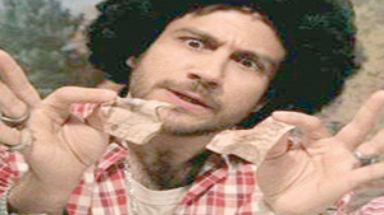 مخرج  جزائري  يتنكر  لأصوله  من  اجل  فيلم  مصري  مع  احمد  السقا