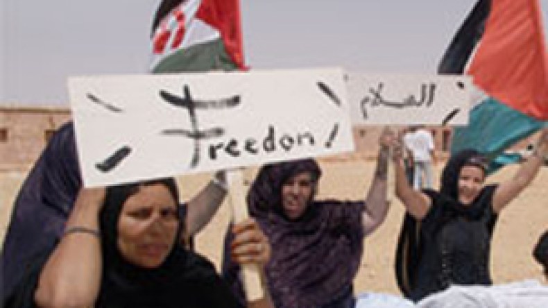 اللاجئون الصحراويون يطالبون البوليزاريو بالعودة إلى العمل المسلح ضد المغرب