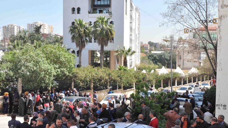 مكتتبو “عدل 2” في وقفة احتجاجية أمام مقر الوكالة