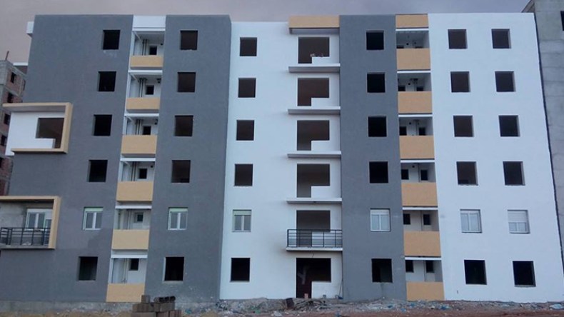 مكتتبون في برنامج “عدل 2” يحاصرون مقر الوكالة بوهران