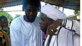 أديبايور يدخل الإسلام