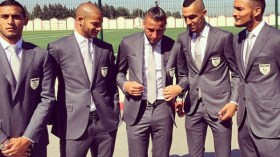 لاعبو المنتخب الوطني يتأنقون بالزي الرسمي