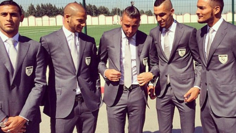 لاعبو المنتخب الوطني يتأنقون بالزي الرسمي