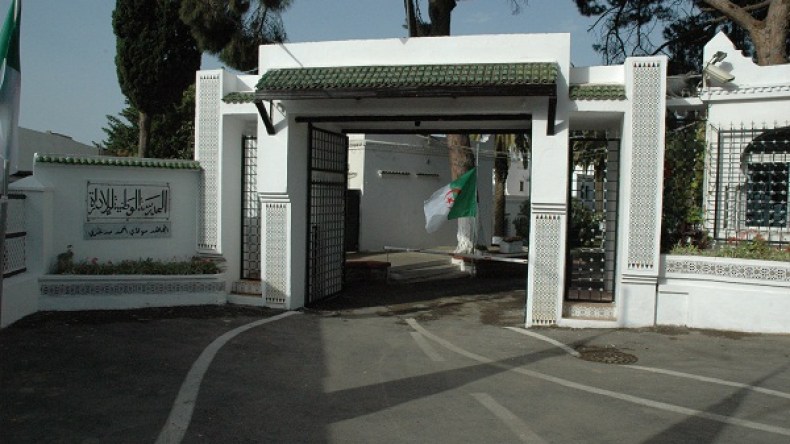 النيران تلتهم 12 شاليه بالمدرسة الوطنية للإدارة بحيدرة