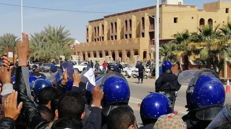 إطارات المديرية الجهوية للصندوق الوطني للسكن بأدرار يحتجّون