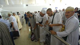 فوضى .. ملاسنات وإغماءات بمطار الجزائر