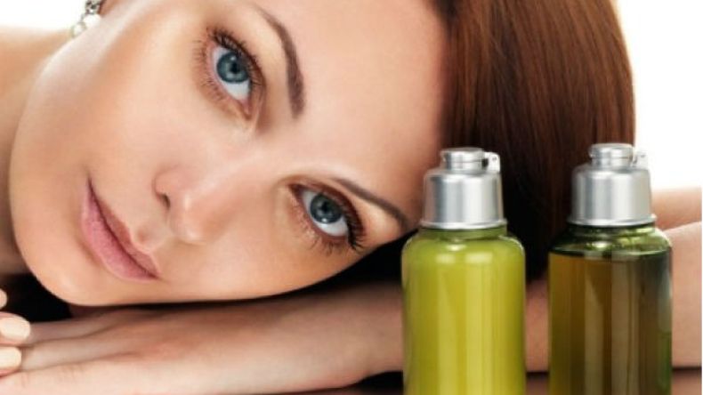 عليك بزيت الخروع وزيت الزيتون لشعر صحي وطويل