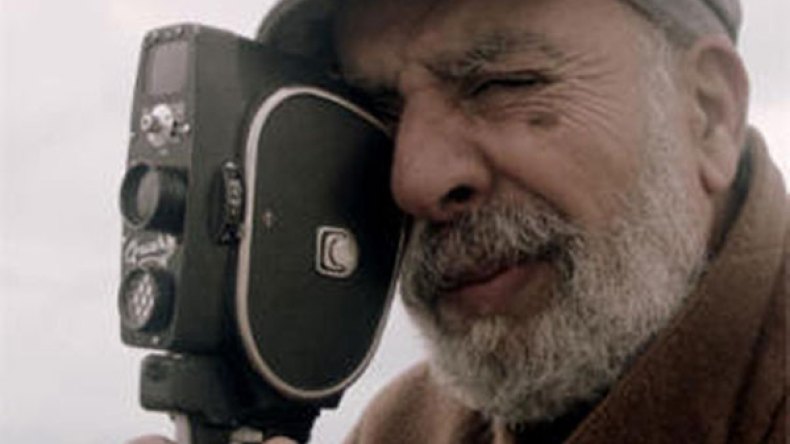 “دونكشوت جزائري” يعزّي شهداء الفن ويتوقف عند أحزاب “المسامير”