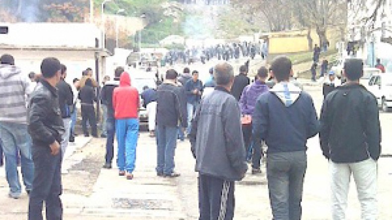 غاضبون يحاصرون مسجدا للقصاص من المعتدي على ابنهم بباتنة