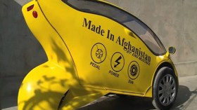 أفغاني يحول دراجته النارية إلى سيارة صغيرة
