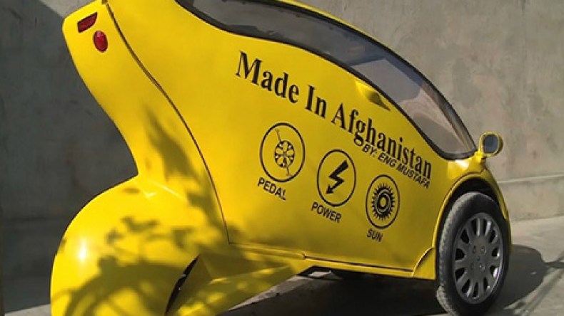 أفغاني يحول دراجته النارية إلى سيارة صغيرة