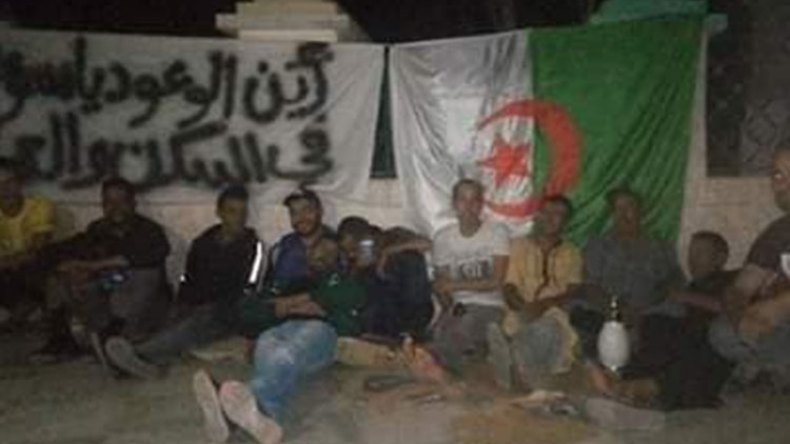 محتجون يقضون الليل بمقبرة الشهداء في انتظار والي الأغواط