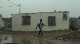 أفارقة يؤسسون إمبراطورية “الغبرة” والأورو في الأحياء القصديرية