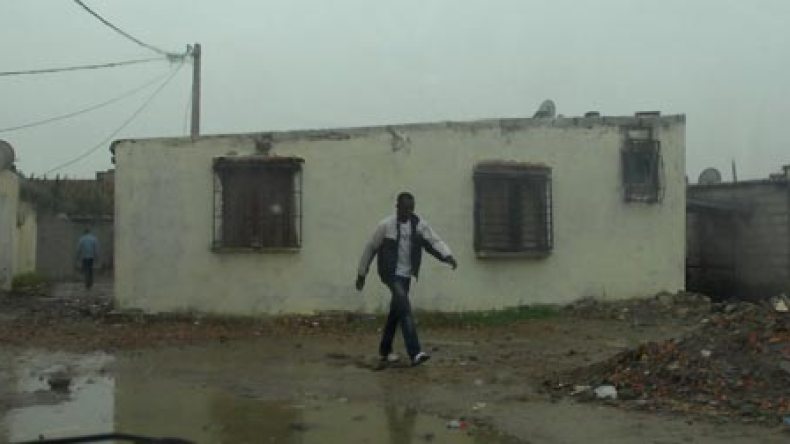 أفارقة يؤسسون إمبراطورية “الغبرة” والأورو في الأحياء القصديرية