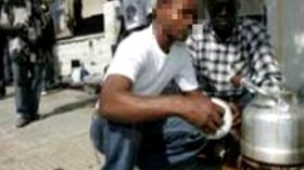 شاب‭ ‬من‭ ‬مالي‭ ‬يعيش‭ ‬بهوية‭ ‬صيني