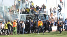 العنف يطغى على الملاعب الجزائرية بسبب سياسة “اللاعقاب”