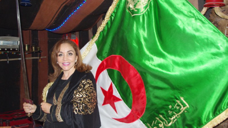أحلام‮ ‬مستغانمي‮ ‬تزيّن‮ ‬حسابها‮ ‬في‮ ‬الفايس‮ ‬بوك‮ ‬بالأعلام‮ ‬وتحضّر‮ ‬للبرازيل