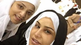 معتمرون تركوا الكعبة وراحوا يطوفون بالفنانة أحلام