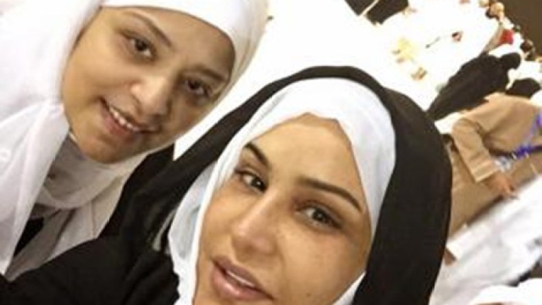 معتمرون تركوا الكعبة وراحوا يطوفون بالفنانة أحلام