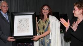 خليدة تهدي مستغانمي أول تكريم رسمي في وطنها وجاهدة وهبة تطرب الحضور